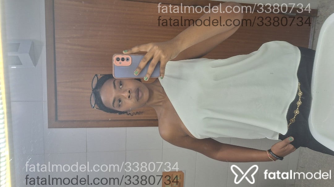 Acompanhante mulher com cabelo castanho de olhos castanhos - Urd