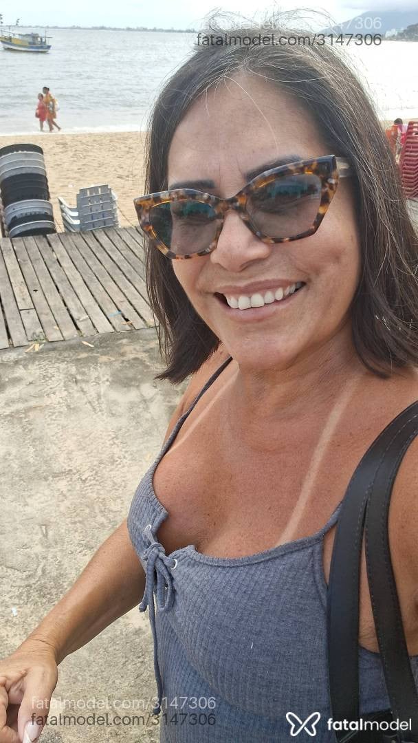 Acompanhante mulher com cabelo grisalho de olhos castanhos - Lorena