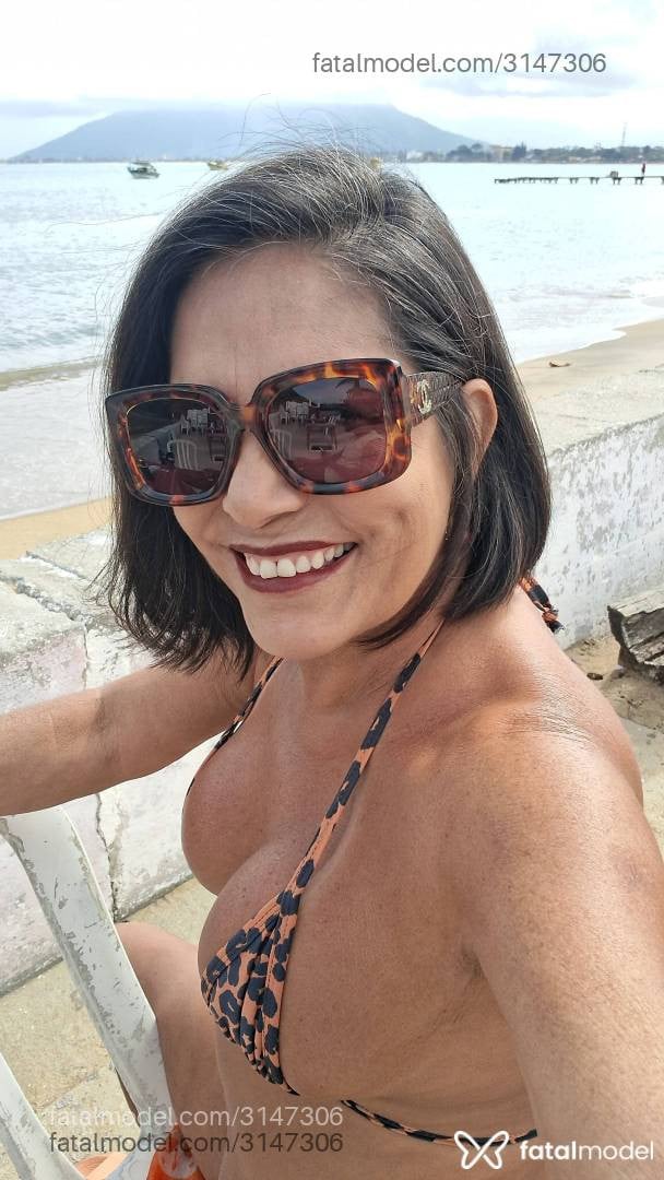 Acompanhante mulher com cabelo grisalho de olhos castanhos - Lorena