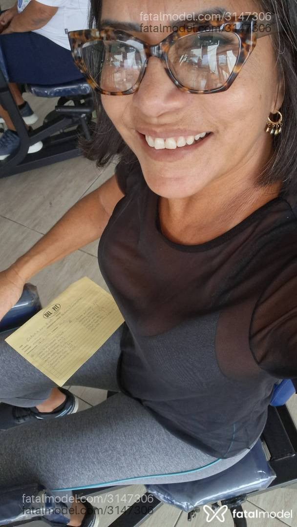 Acompanhante mulher com cabelo grisalho de olhos castanhos - Lorena
