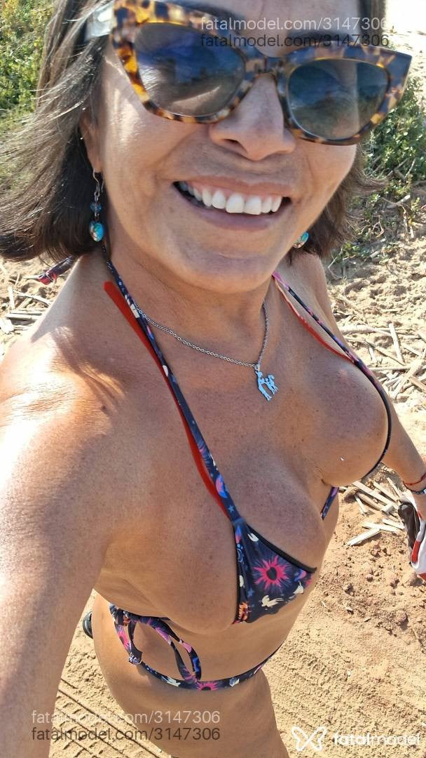 Acompanhante mulher com cabelo grisalho de olhos castanhos em Rio das Ostras - Lorena