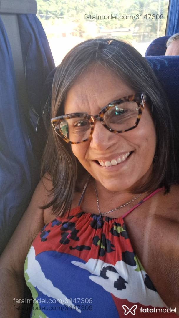 Acompanhante mulher com cabelo grisalho de olhos castanhos em Rio das Ostras - Lorena
