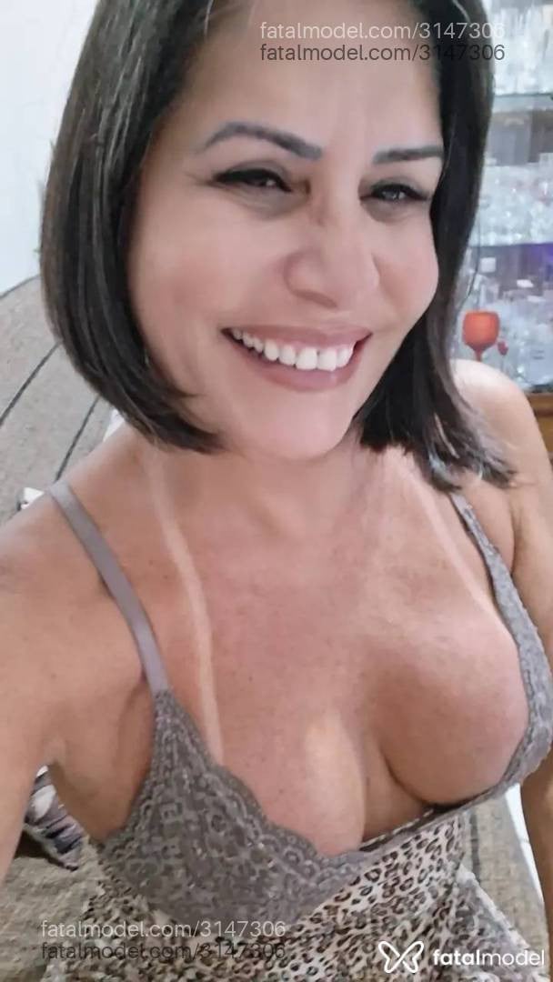Acompanhante mulher com cabelo grisalho de olhos castanhos - Lorena