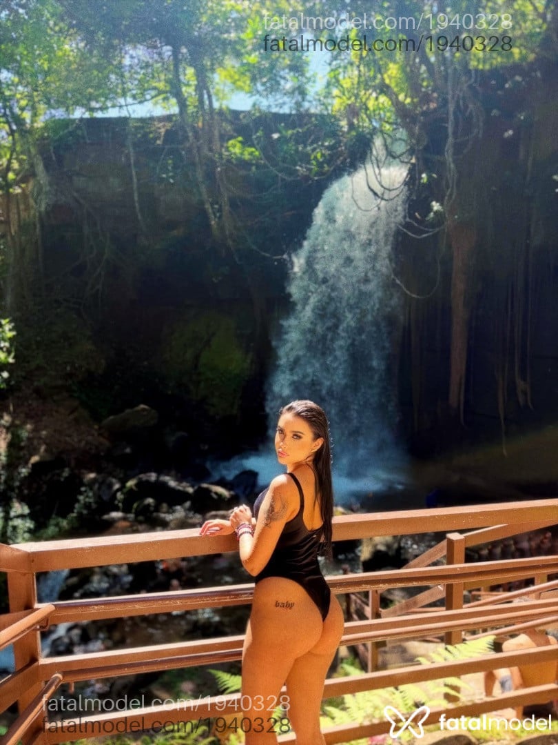 Acompanhante mulher morena (o) de olhos verdes - Kai