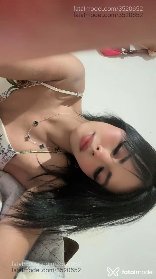 Acompanhante mulher trans morena (o) de olhos pretos - Hanna Dias