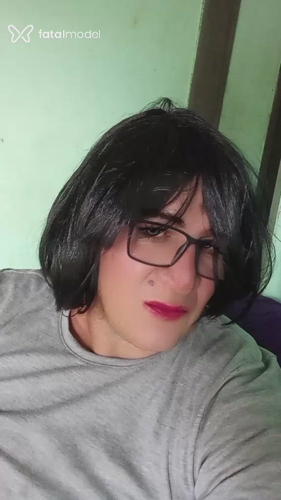 Acompanhante não-binário morena (o) de olhos castanhos - Pricila Trãs