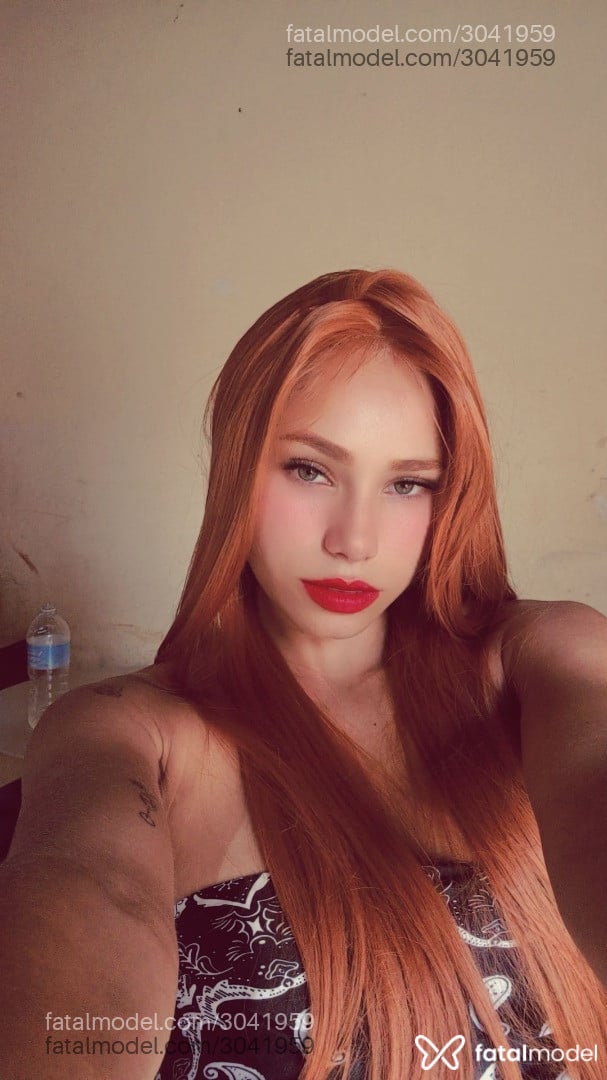 Acompanhante mulher ruiva (o) de olhos verdes - Laura