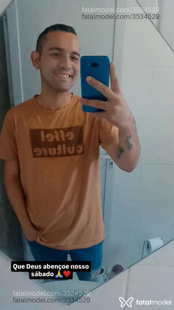 Acompanhante homem com cabelo castanho de olhos pretos - Gabriel