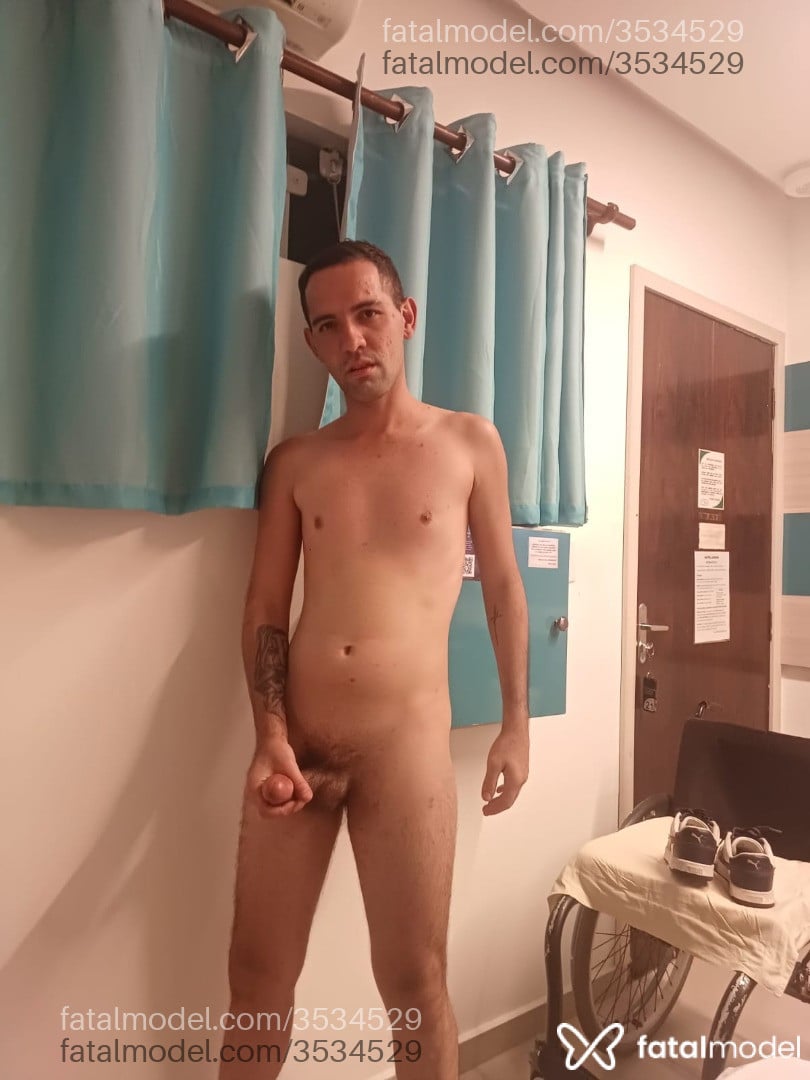 Acompanhante homem com cabelo castanho de olhos pretos - Gabriel