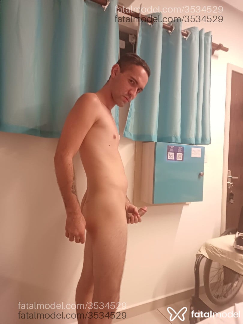 Acompanhante homem com cabelo castanho de olhos pretos - Gabriel