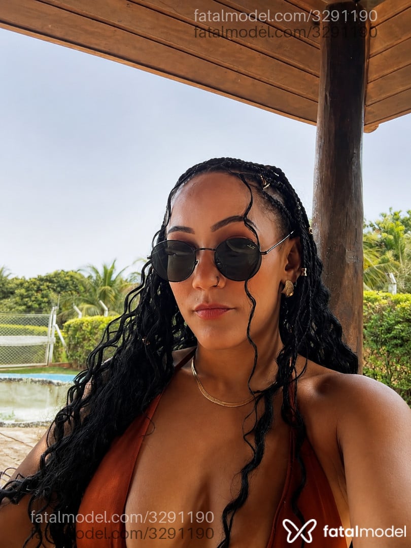Acompanhante mulher morena (o) de olhos castanhos - Thias