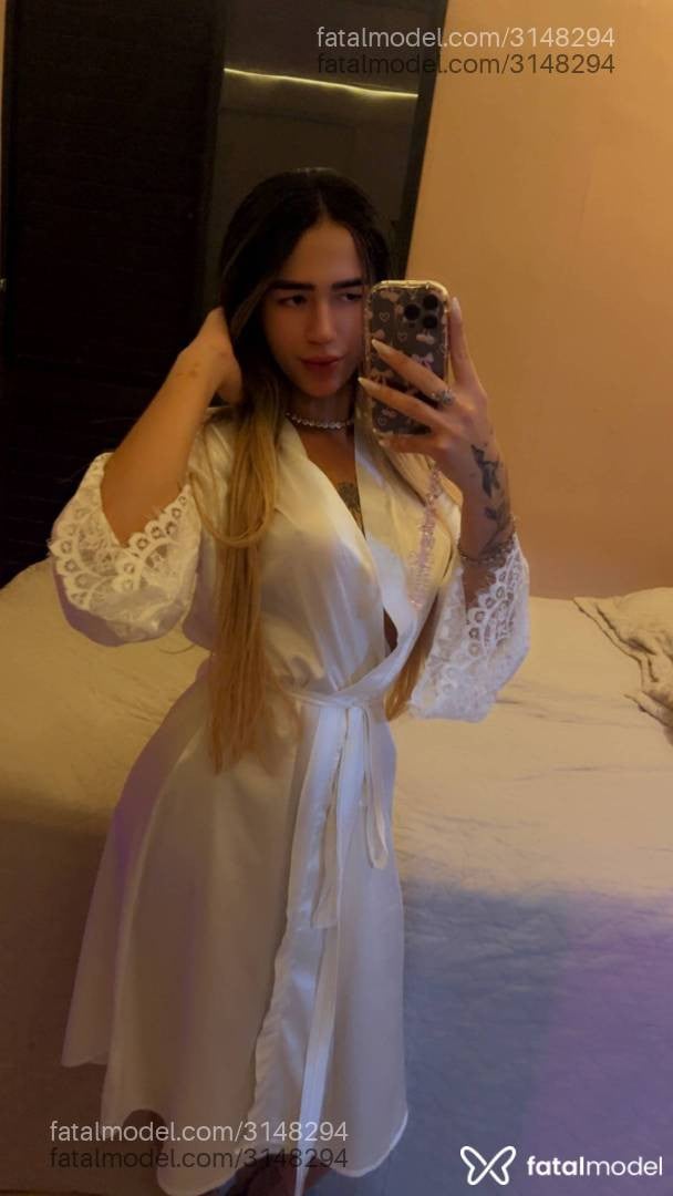 Acompanhante mulher trans loira (o) de olhos pretos - Jasminy Santini