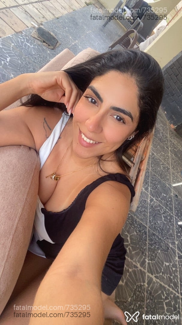 Acompanhante mulher morena (o) de olhos pretos - Mia Serrano