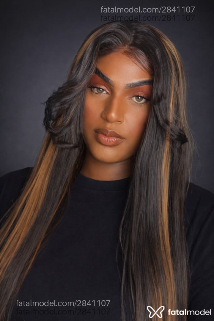 Acompanhante mulher trans com cabelo castanho de olhos mel - Lua