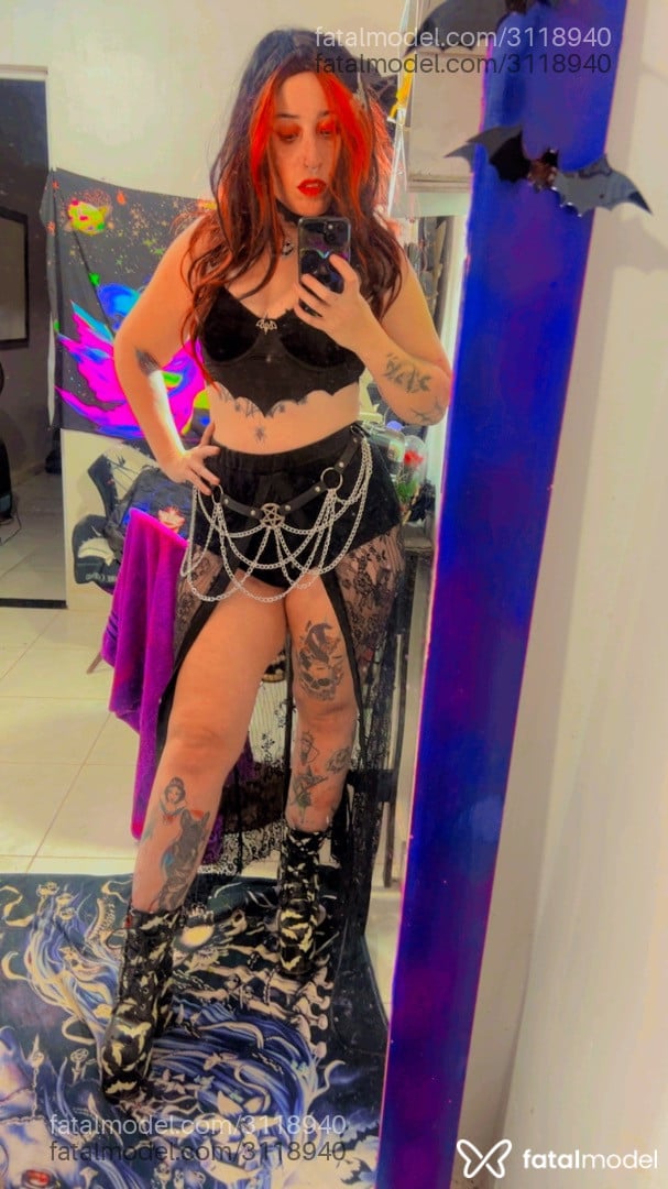 Acompanhante mulher com cabelo colorido de olhos verdes - Nina Azarov