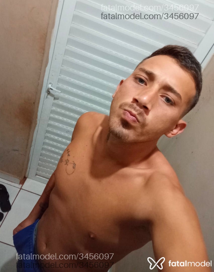 Acompanhante homem com cabelo castanho de olhos azuis - Lindão