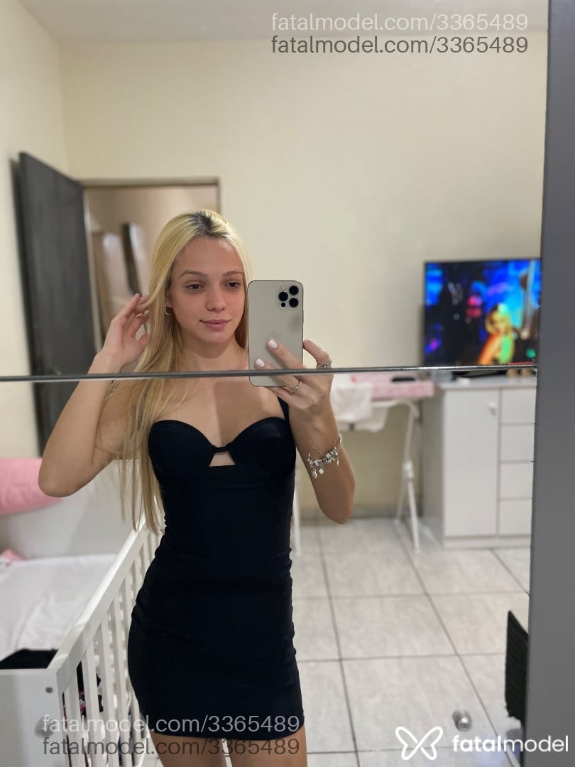 Acompanhante mulher loira (o) de olhos castanhos - Maryy