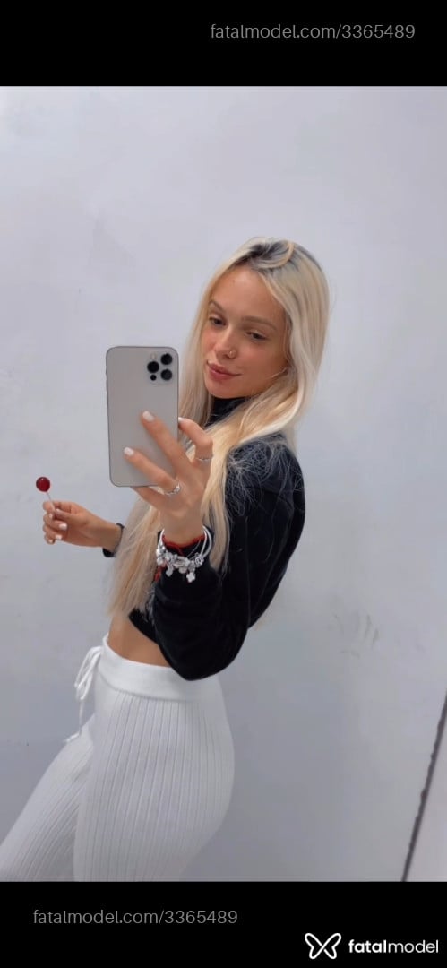 Acompanhante mulher loira (o) de olhos castanhos - Maryy