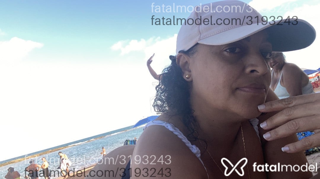 Acompanhante mulher com cabelo castanho de olhos castanhos - Quelinha