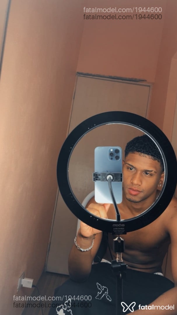 Acompanhante homem morena (o) de olhos pretos - Novinzo