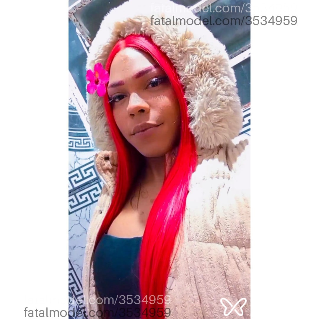 Acompanhante mulher trans morena (o) de olhos pretos - Putz Barbitch