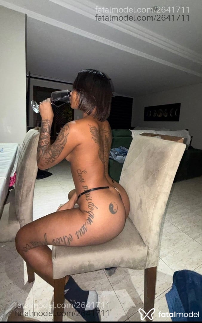 Acompanhante mulher com cabelo castanho de olhos pretos - Maitê