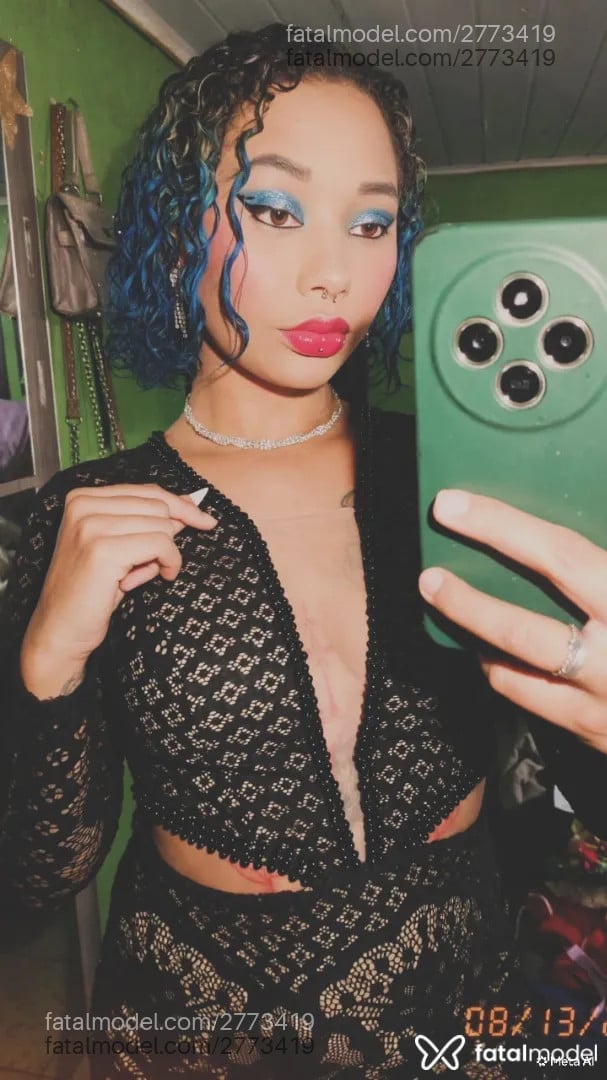 Acompanhante mulher com cabelo colorido de olhos castanhos - Pesseguinha