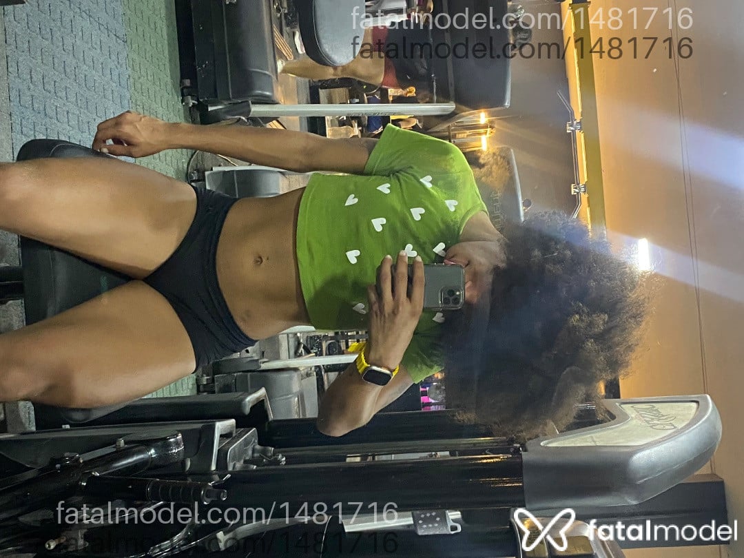 Acompanhante mulher trans com cabelo castanho de olhos pretos - Eva Farias
