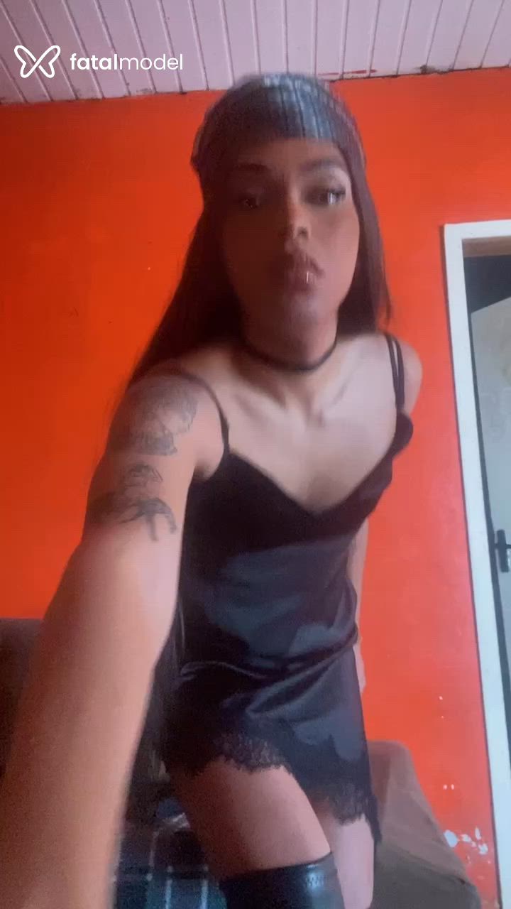 Acompanhante não-binário morena (o) de olhos castanhos - Amina Gaby Acompanhante não-binário morena (o) de olhos castanhos - Amina Gaby