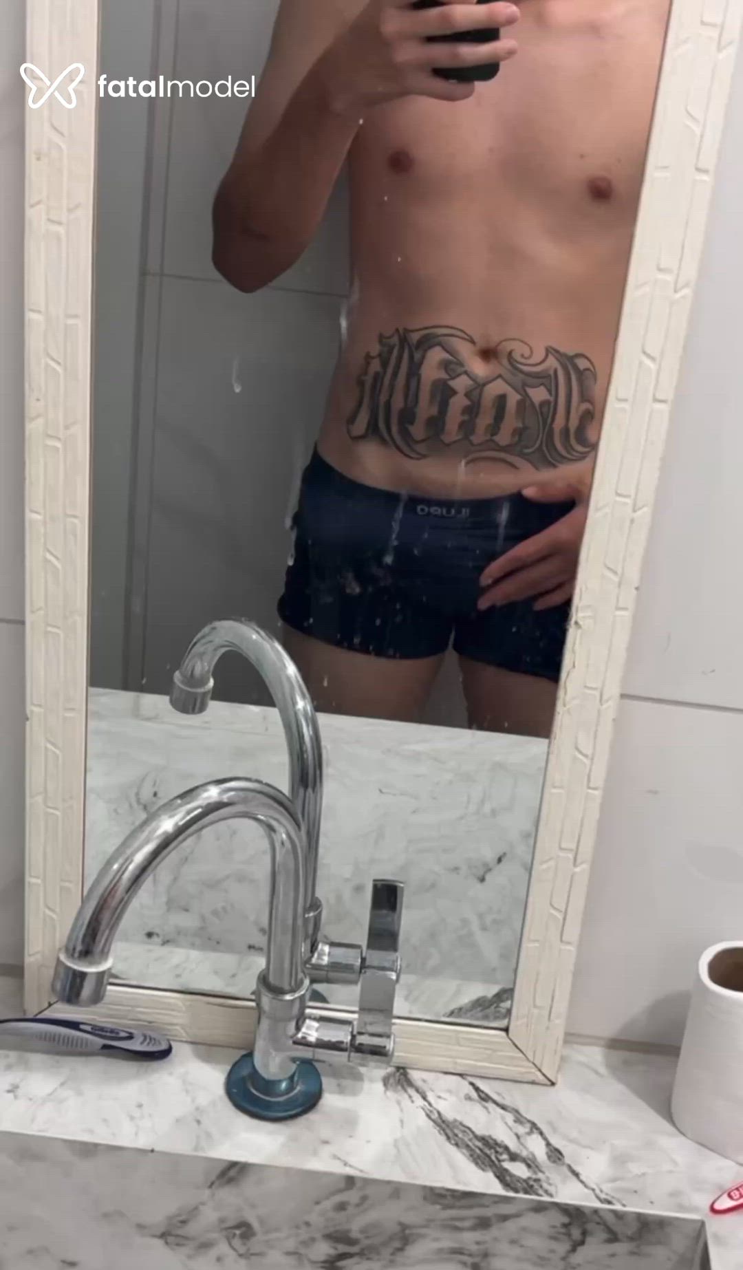 Acompanhante homem com cabelo castanho de olhos pretos - Almeida
