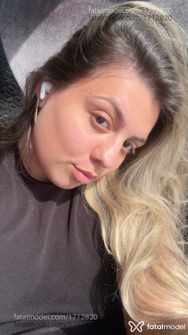 Acompanhante mulher loira (o) de olhos castanhos - Caroline