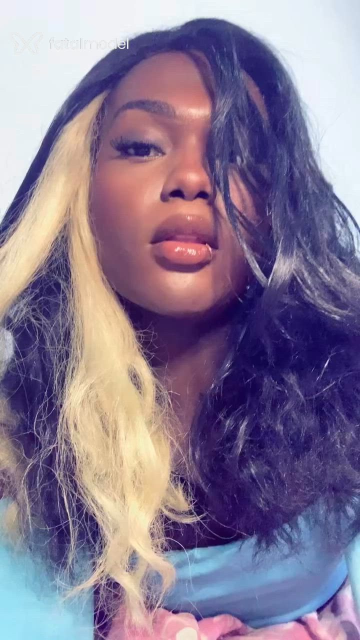 Acompanhante mulher trans morena (o) de olhos pretos - Preta Rara