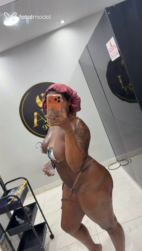 Acompanhante mulher loira (o) de olhos castanhos - Cacau