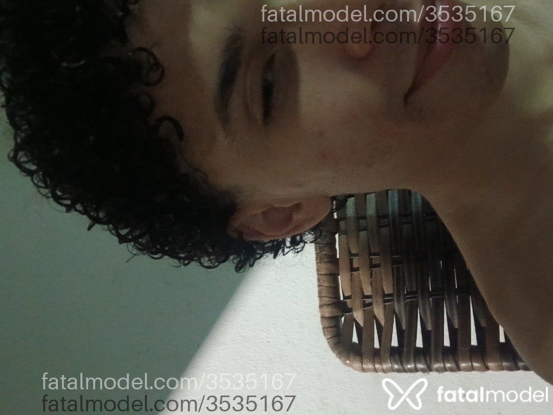 Acompanhante homem com cabelo castanho de olhos verdes - Karez Kurt