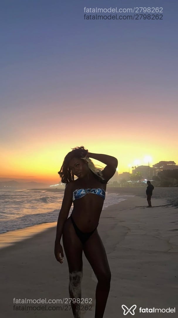 Acompanhante mulher trans morena (o) de olhos pretos - Preta Rara