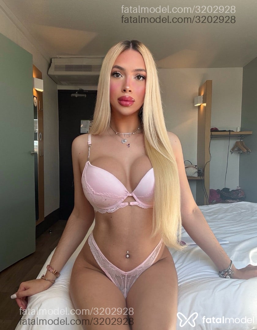 Acompanhante mulher trans loira (o) de olhos mel - Marcella Luz