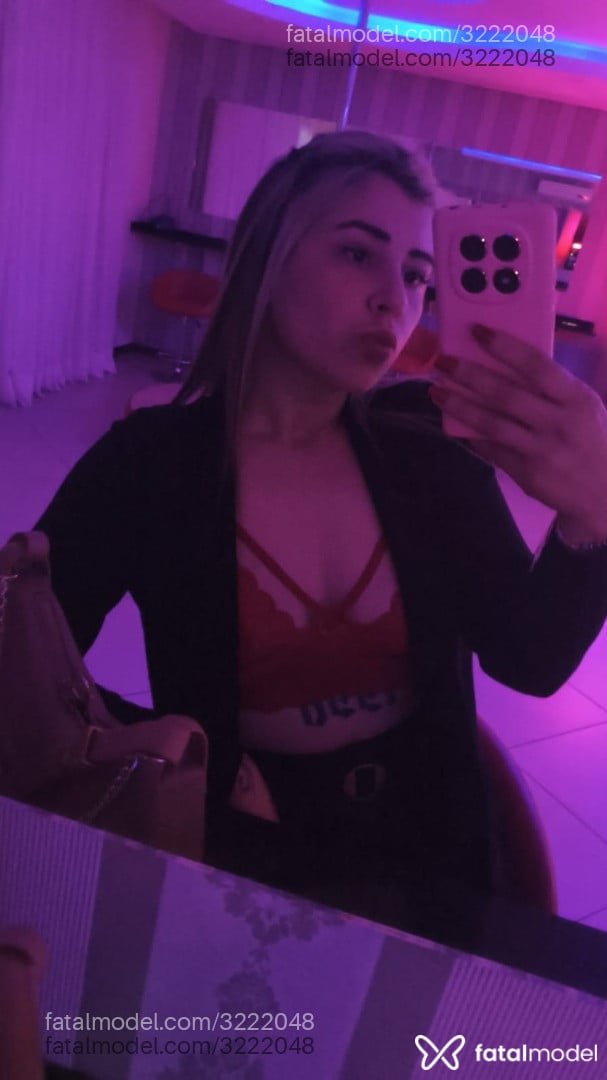 Acompanhante mulher loira (o) de olhos castanhos - Vitória