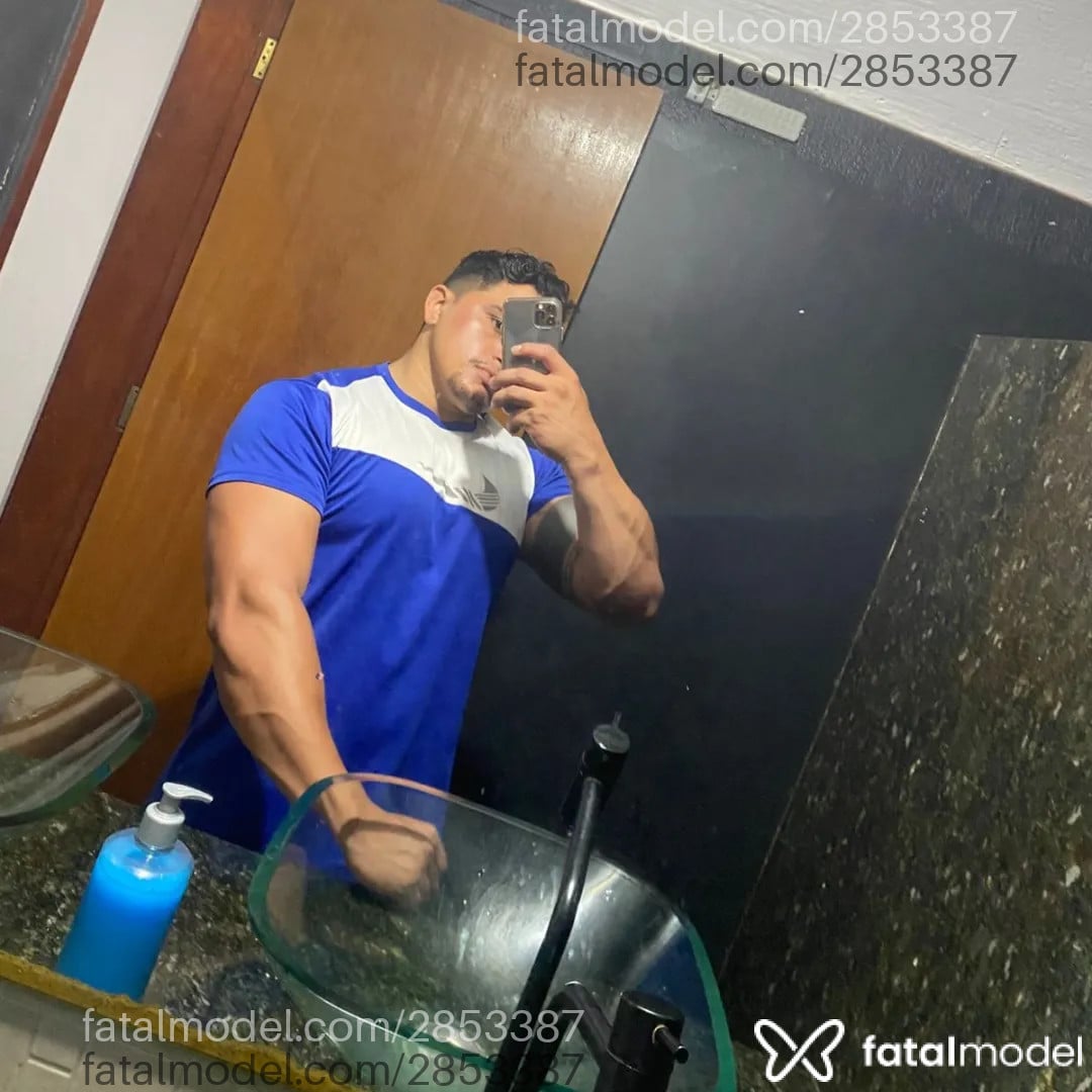 Acompanhante homem com cabelo castanho de olhos castanhos - Rogério