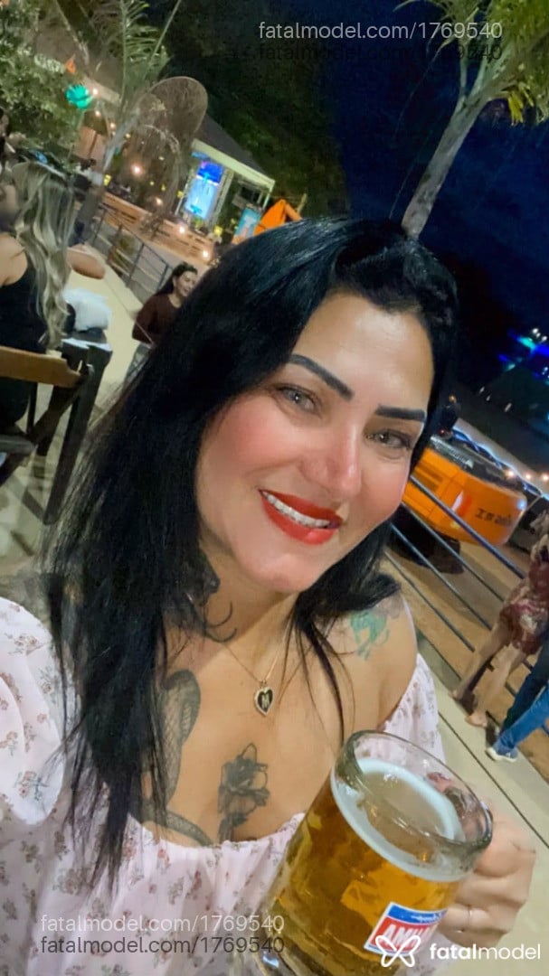 Acompanhante mulher com cabelo castanho de olhos verdes - Juliana Prado