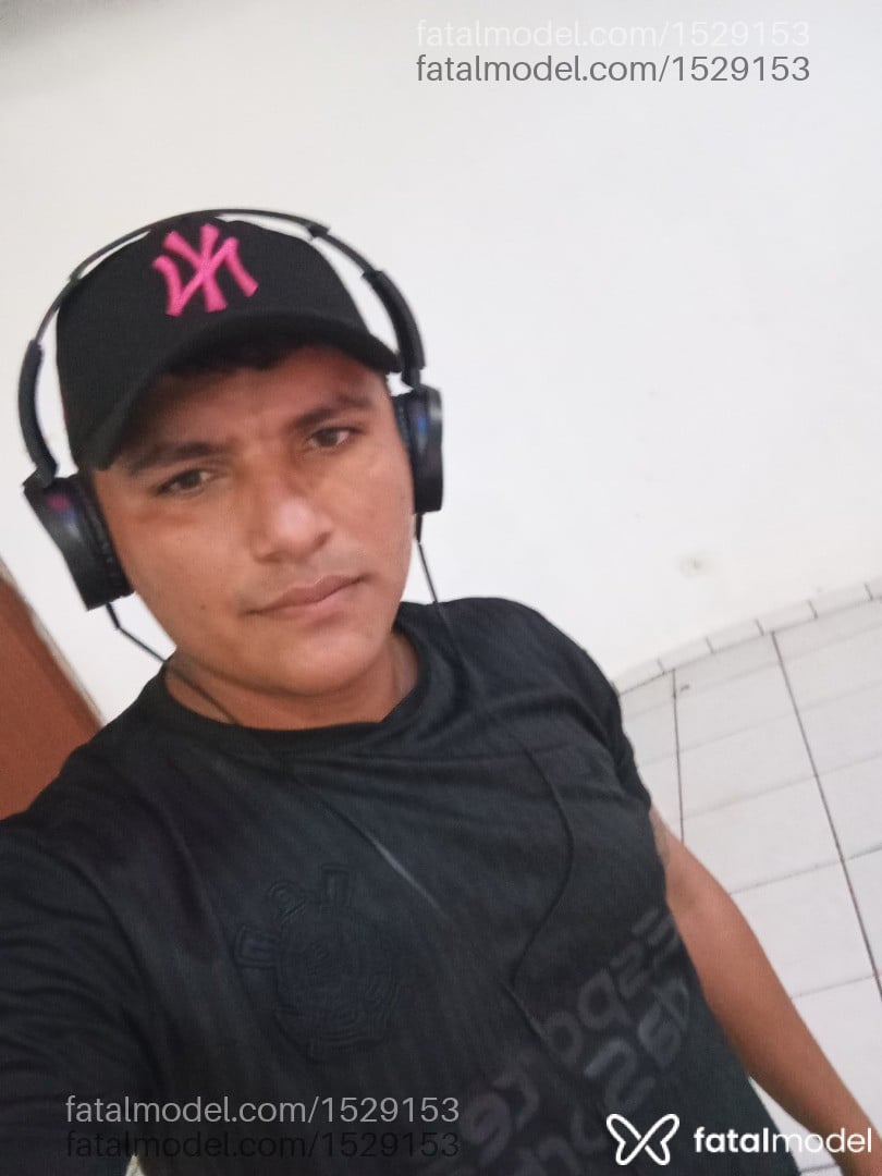 Acompanhante homem com cabelo castanho de olhos castanhos - Souzinha