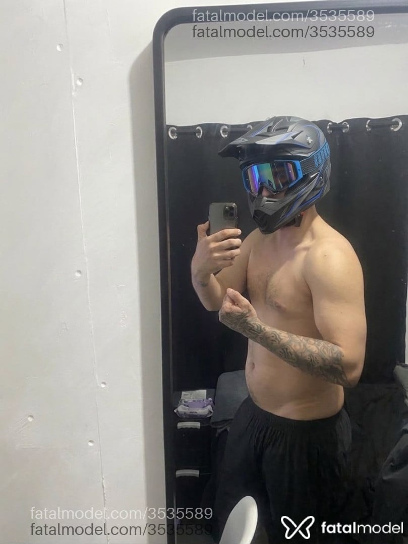 Acompanhante homem com cabelo castanho de olhos verdes - Andrey