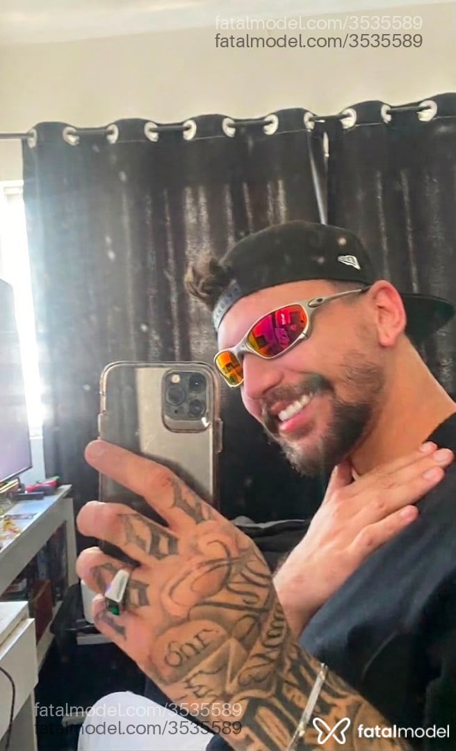 Acompanhante homem com cabelo castanho de olhos verdes - Andrey