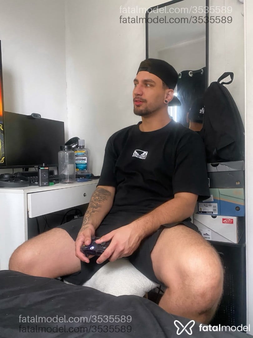 Acompanhante homem com cabelo castanho de olhos verdes - Andrey