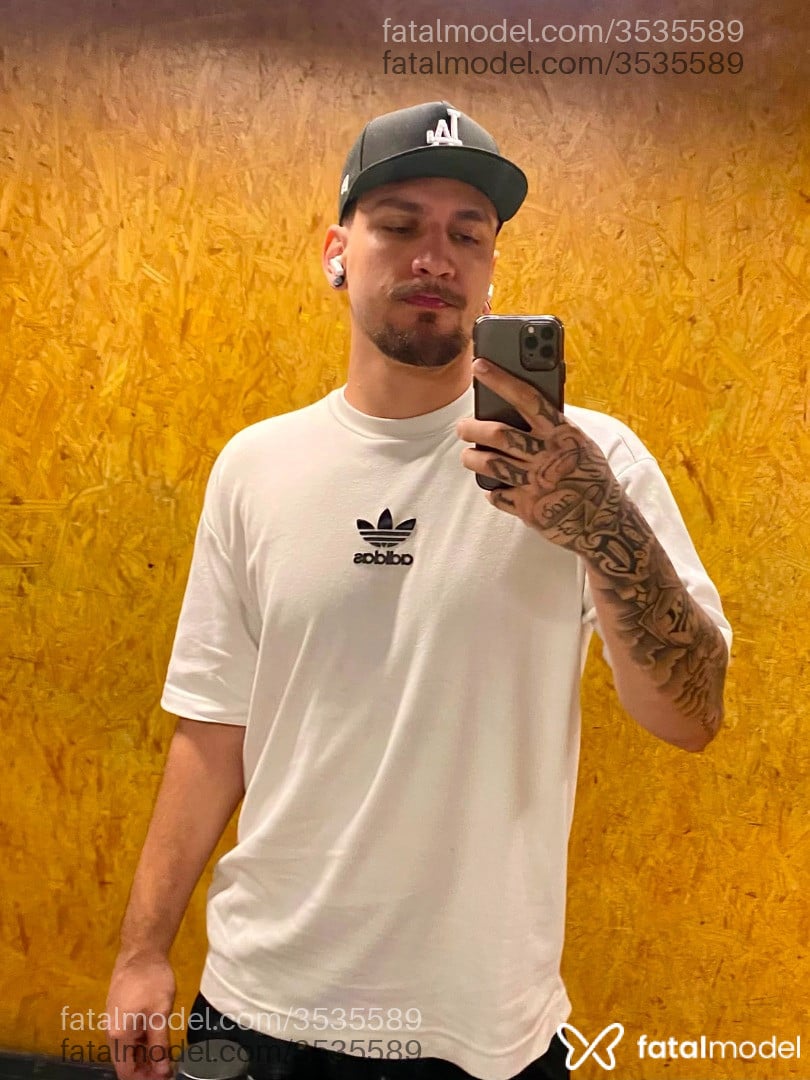 Acompanhante homem com cabelo castanho de olhos verdes - Andrey