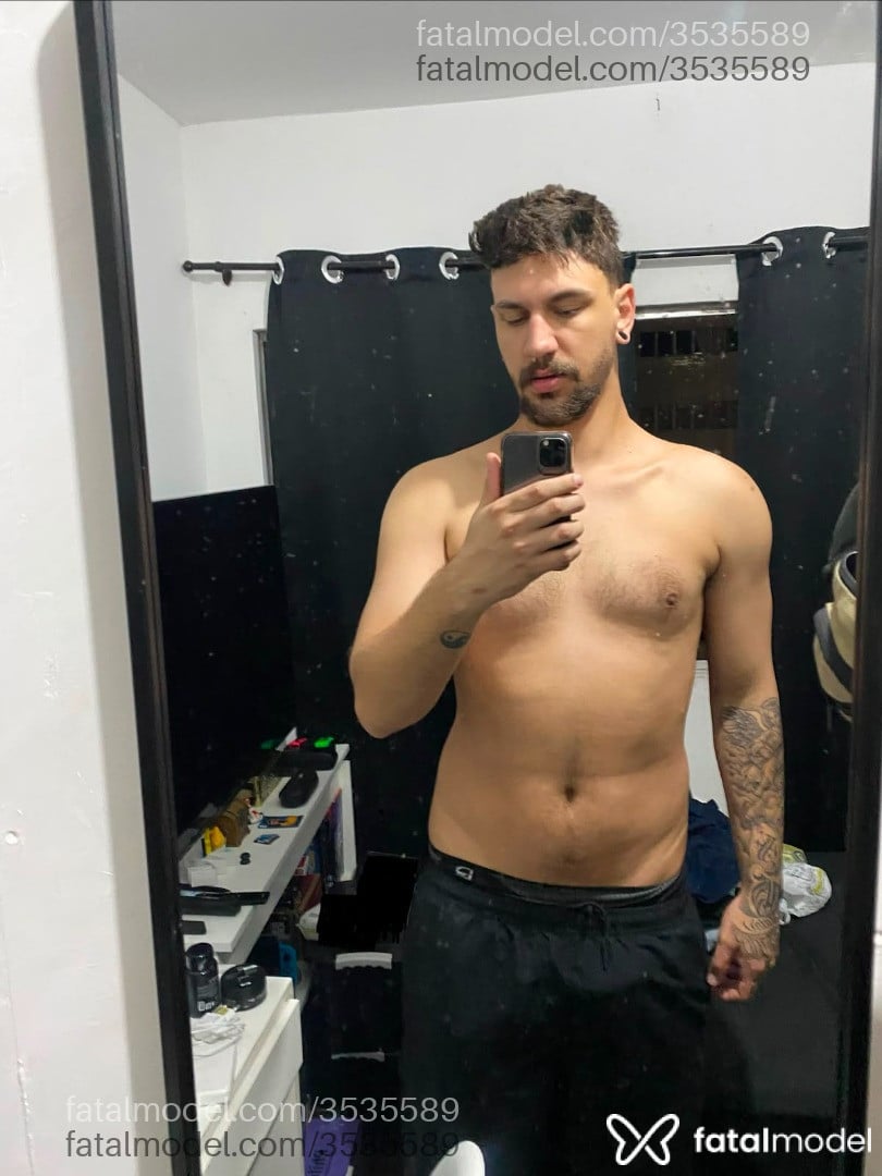 Acompanhante homem com cabelo castanho de olhos verdes - Andrey