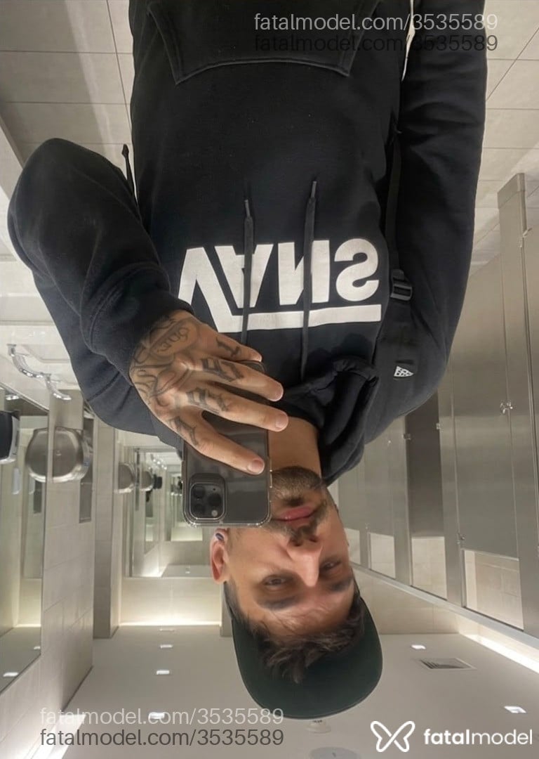 Acompanhante homem com cabelo castanho de olhos verdes - Andrey