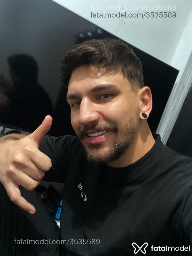 Acompanhante homem com cabelo castanho de olhos verdes - Andrey