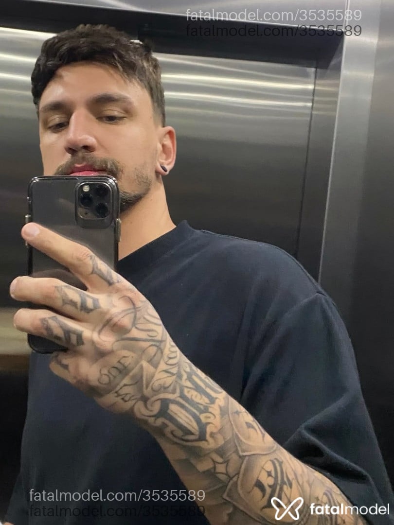 Acompanhante homem com cabelo castanho de olhos verdes - Andrey
