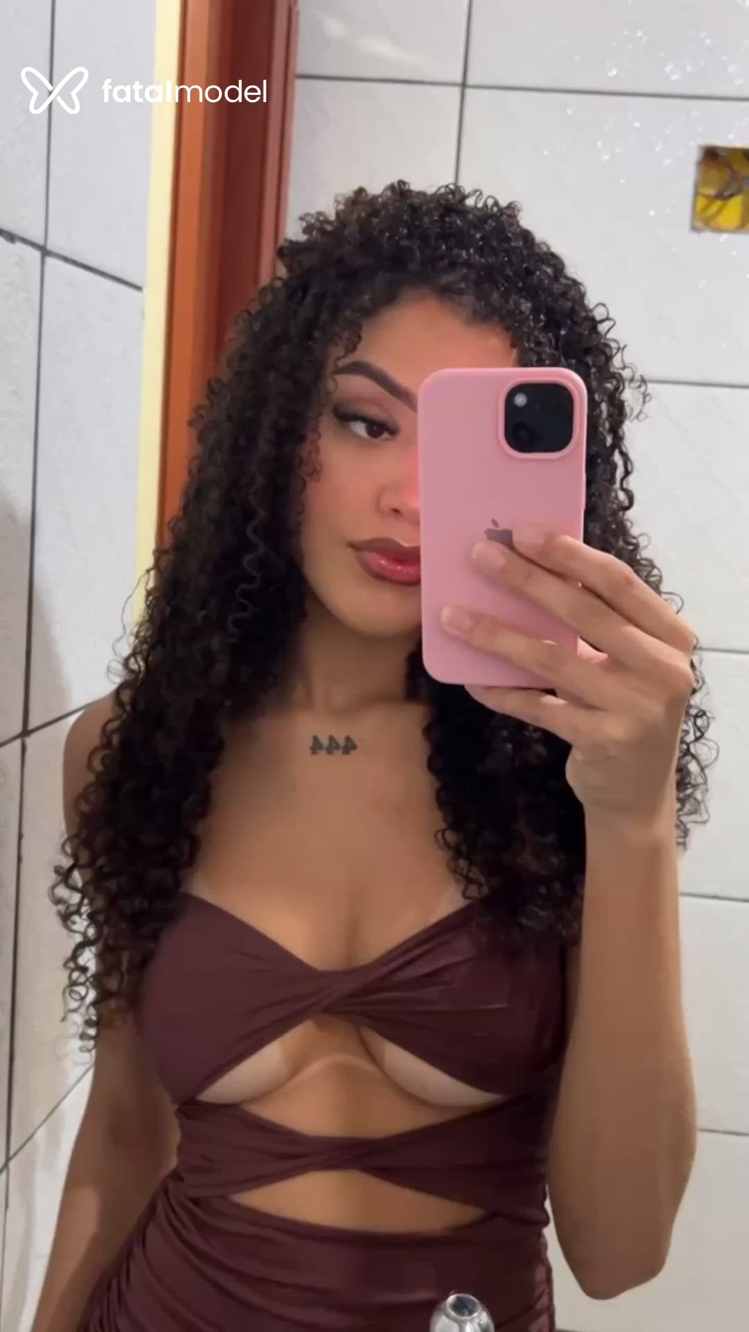 Acompanhante mulher com cabelo castanho de olhos castanhos - Julia Lopes Acompanhante mulher com cabelo castanho de olhos castanhos - Julia Lopes