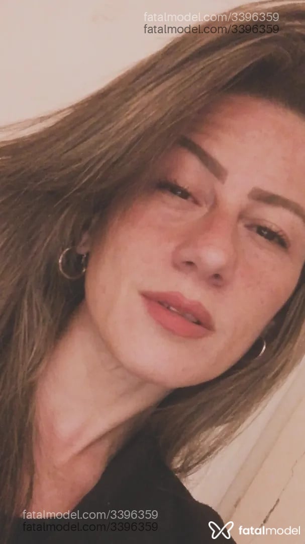 Acompanhante mulher loira (o) de olhos castanhos - Lisy